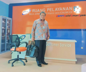 Kepala DPMPTSP Kabupaten Sintang melakukan perekaman Tanda Tangan Elektronik (TTE)