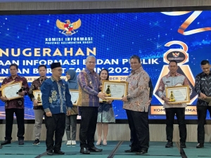 DPMPTSP Kabupaten Sintang Mendapatkan Penghargaan piagam Keterbukaan Informasi Kategori OPD Tingkat Kabupaten/Kota dengan Kualifikasi "Cukup Informatif".